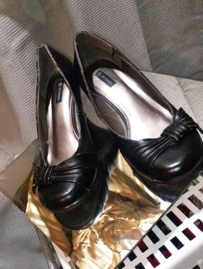 George Black Women's Knotted Round-Toe Heels